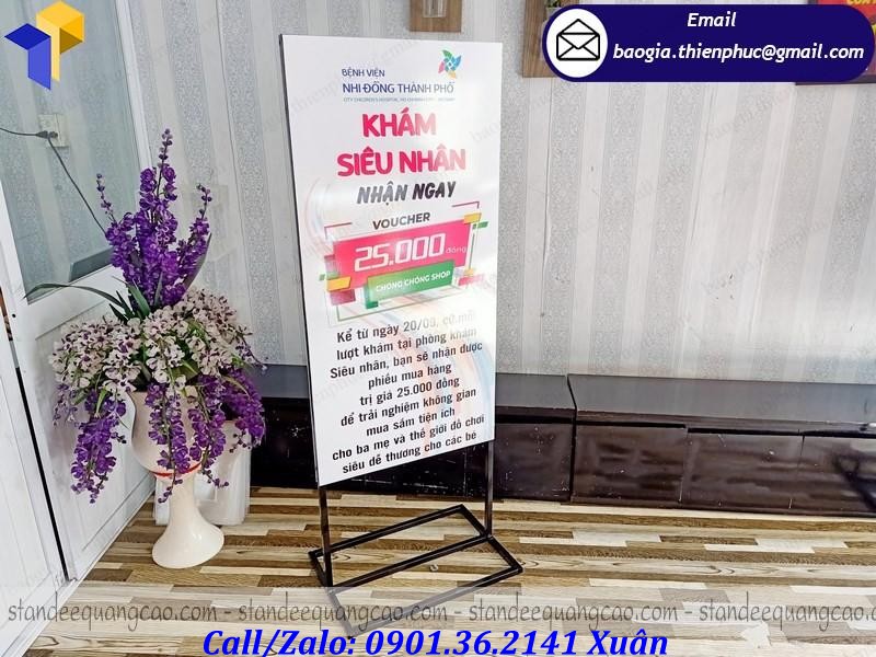 standee chân sắt ốp format