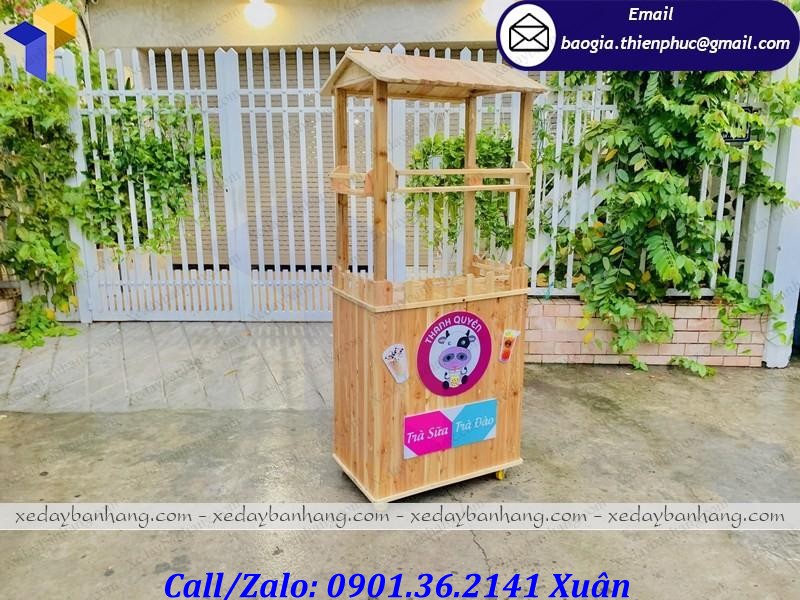 xe gỗ bán trà sữa ngoài trời
