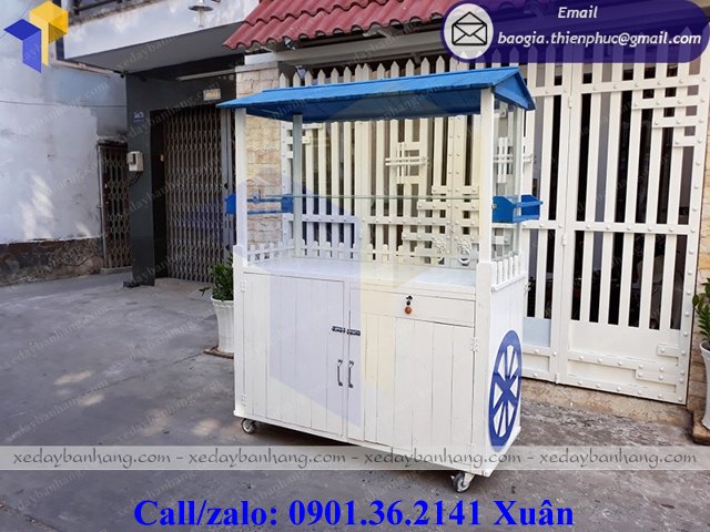 xe gỗ bán bánh mì lưu động