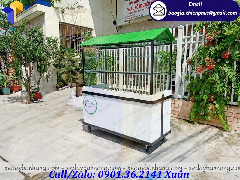 xe bán bánh mì bằng gỗ