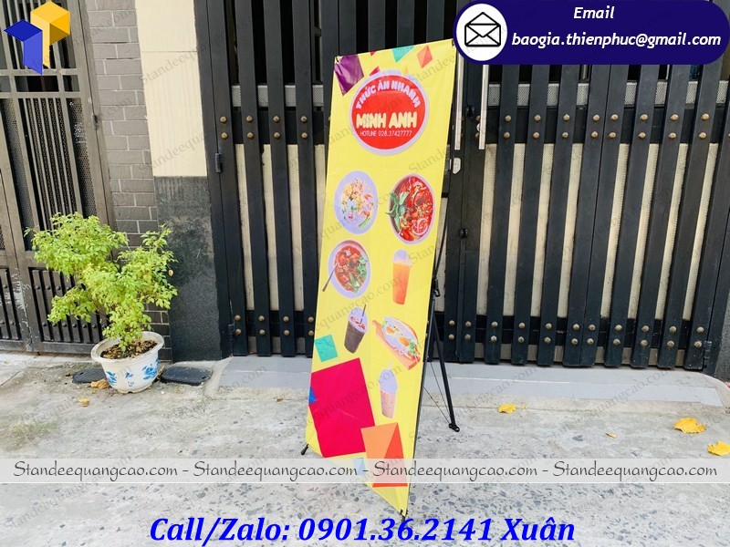 standee chữ x treo quảng cáo