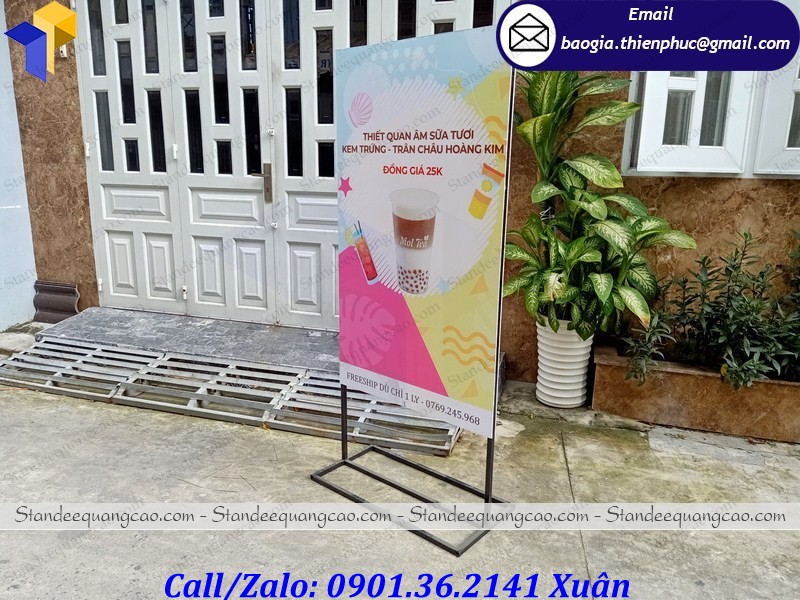 thiết kế standee hai mặt