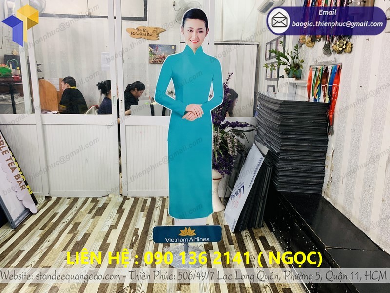 standee mô hình tiếp viên