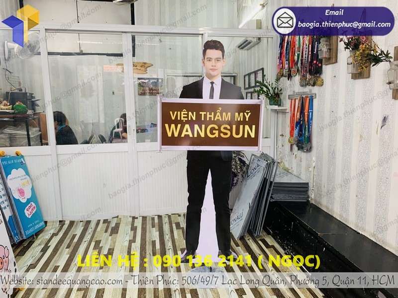 standee mô hình người tphcm