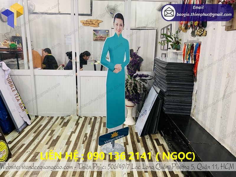 standee người tiếp viên