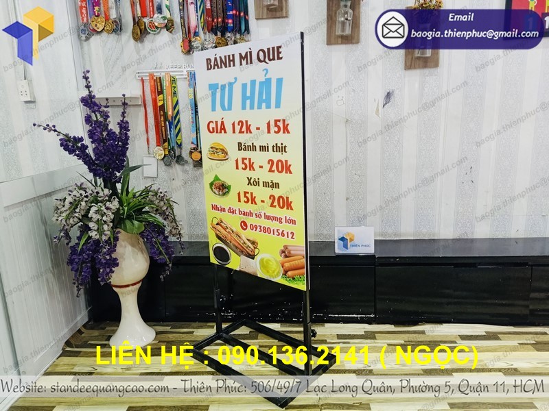 bảng standee chân sắt 2 mặt giá rẻ