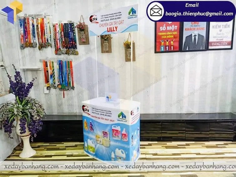 đặt làm bàn nhựa tiếp thị sản phẩm