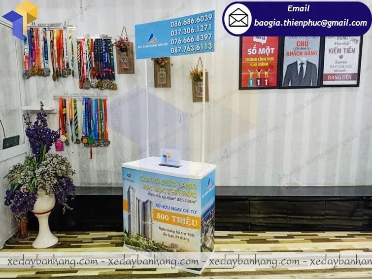 đặt làm booth nhựa bán hàng giá rẻ