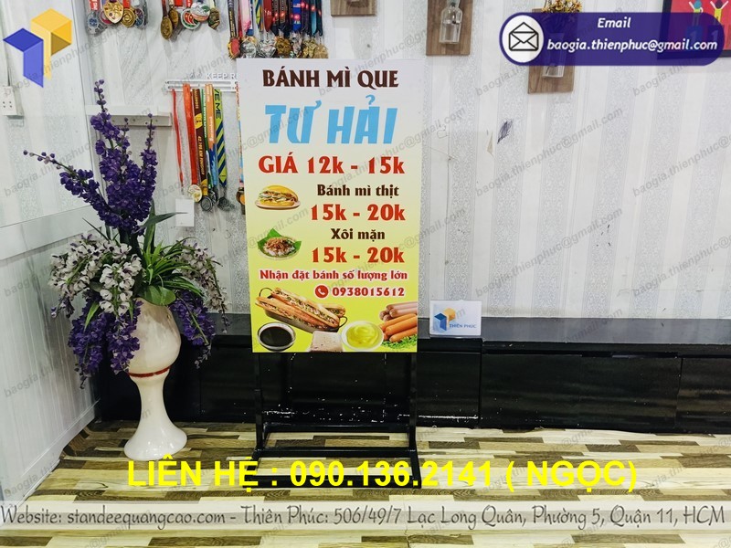 đặt mua standee chân sắt 2 mặt