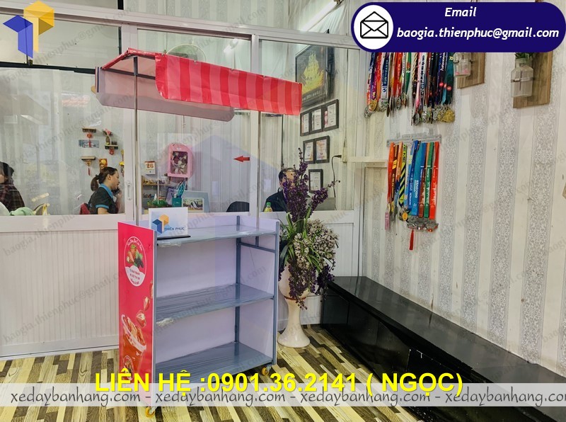 mua xe bán trà dâu vỉa hè di động
