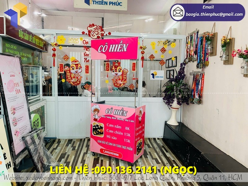 sampling bán cơm cuộn vỉa hè