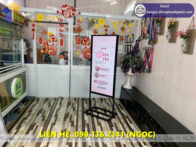standee chân sắt chắn gió