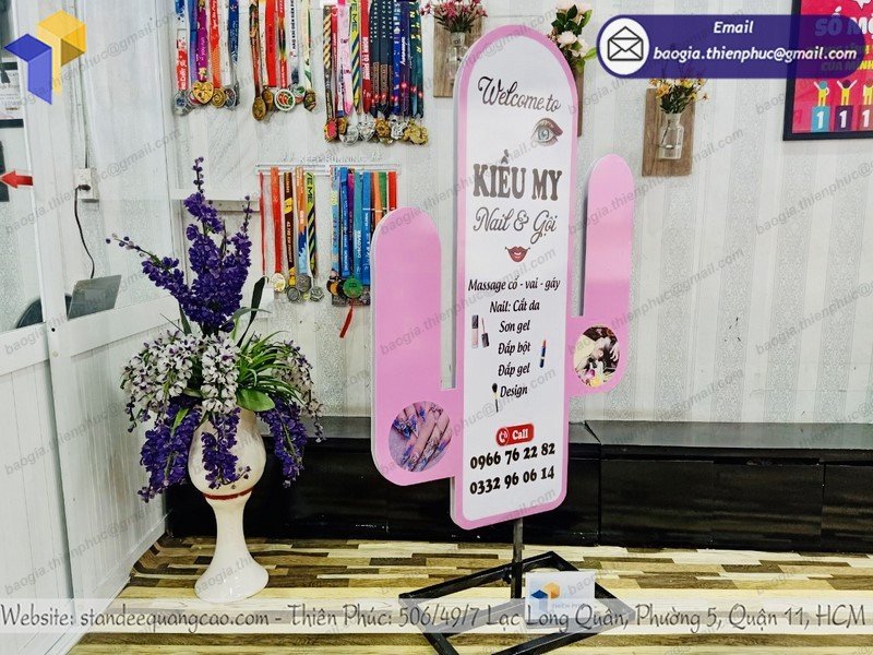 standee chân săt giá rẻ đẹp