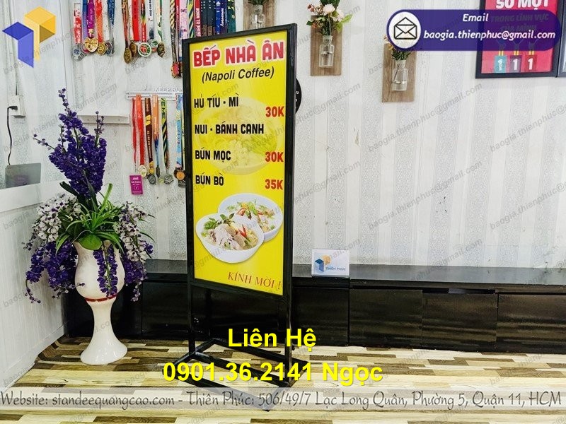 standee chân sắt