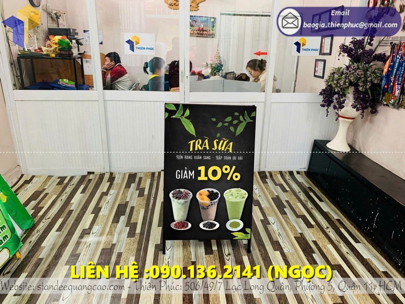 standee chữ a hai mặt