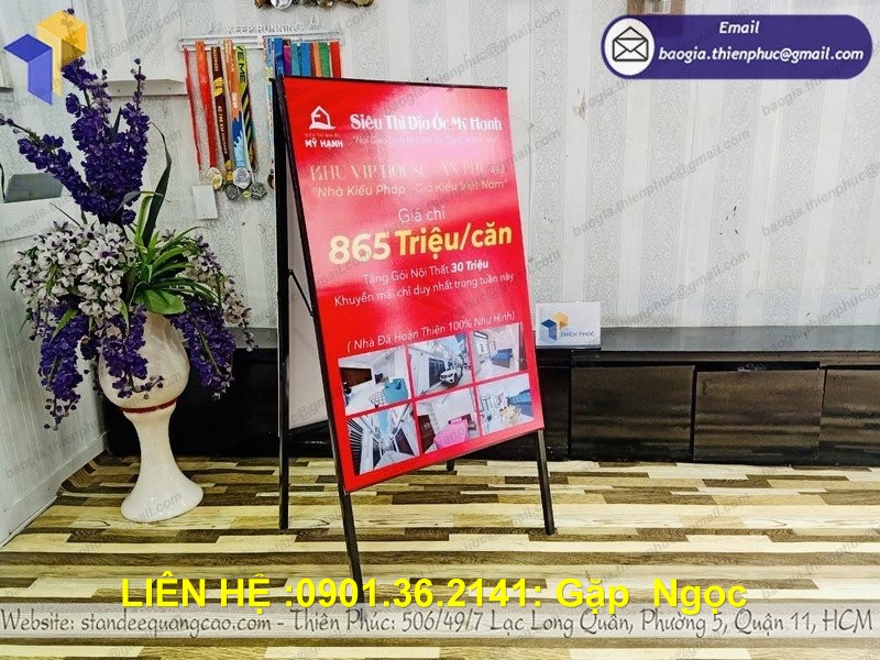 standee chữ a chân sắt