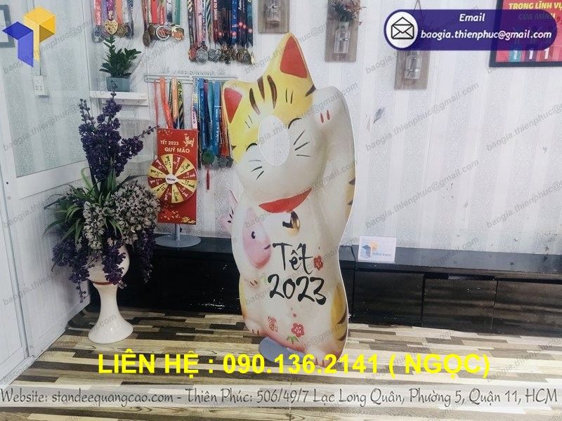 standee mèo may mắn tại pt