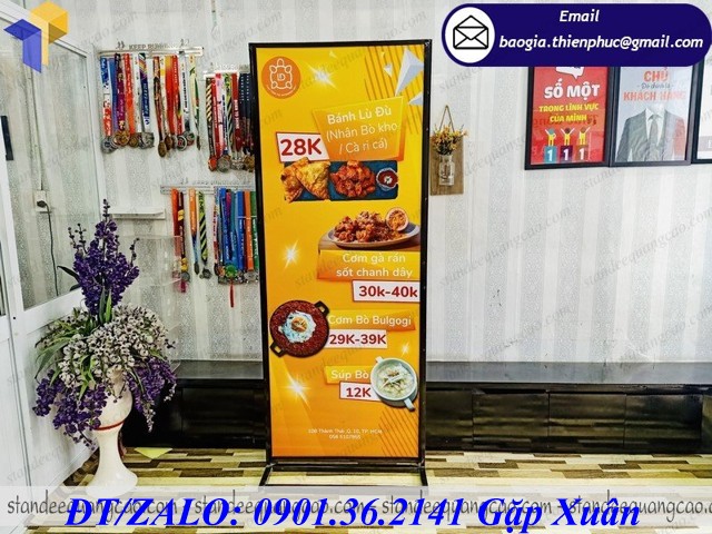 standee khung sắt sọt format