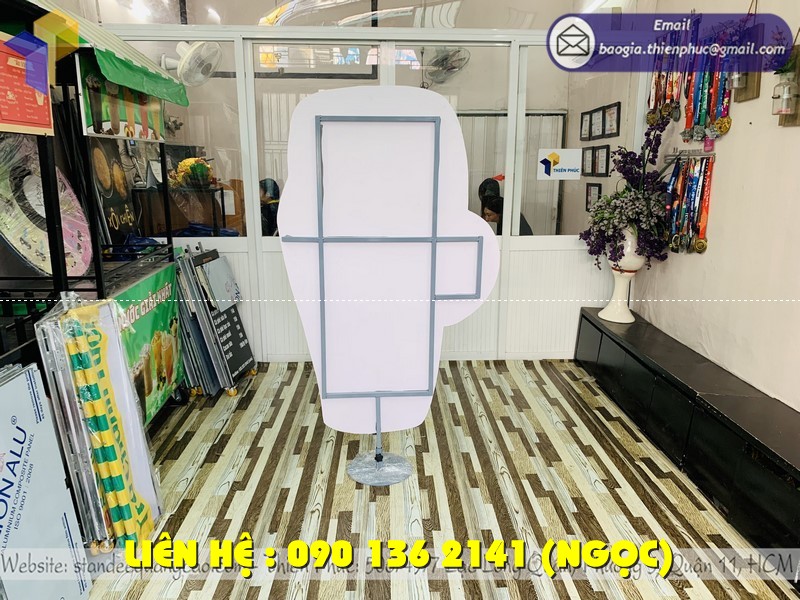 standee mô hình quảng cáo chân sắt