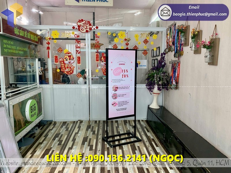 standee sọt khe chân sắt