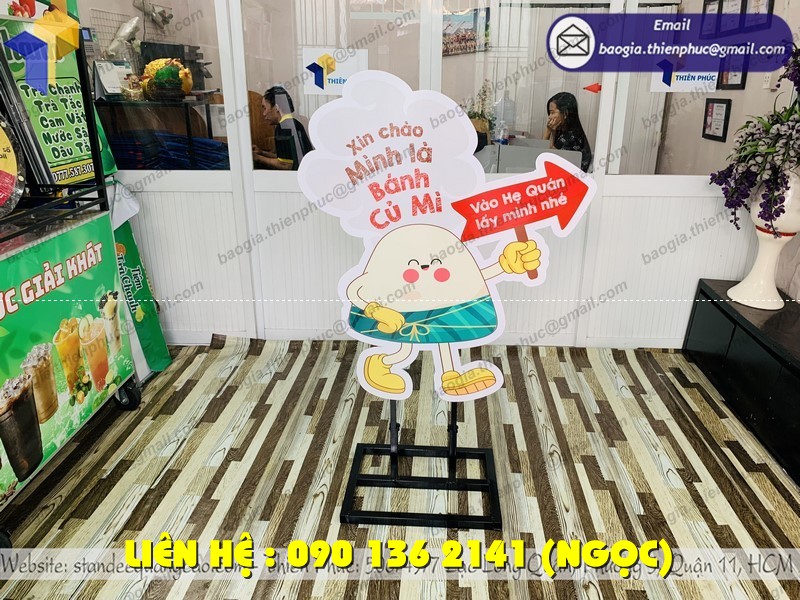 thiết kế standee giá rẻ