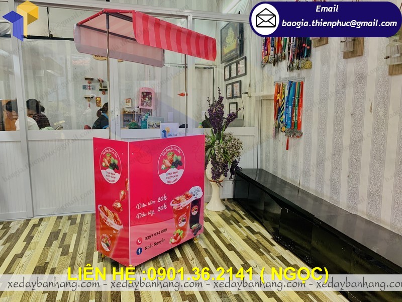 xe bán trà dâu vỉa hè di động