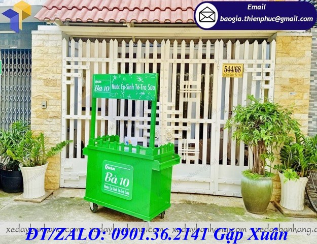 xe gỗ bán sinh tố nước ép trái cây